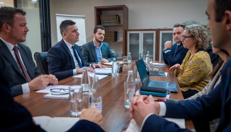 Hoxha: Vazhdon partneriteti me Bankën Botërore për një qasje sistematike ndaj ndotjes së ajrit