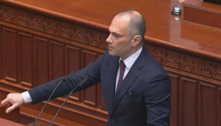 Filipçe, Mickoskit: Po bëni ndërhyrje, duke sjellë një ligj jokushtetues në arsim