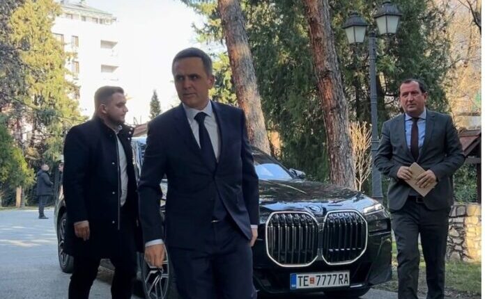 Kasami kërkon falje për paraqitjen me BMW në takimin e liderëve: S’kam veturë personale, e vozis të prindit tim (VIDEO)