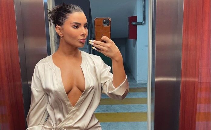 Eskalon Megi Pojani, pozon “topless”