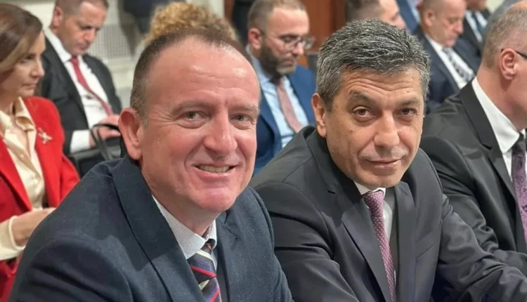 Kryetari i ASh-së, Arben Taravari, dorëzon padinë për shpifje kundër Izet Mexhitit (DOKUMENT)