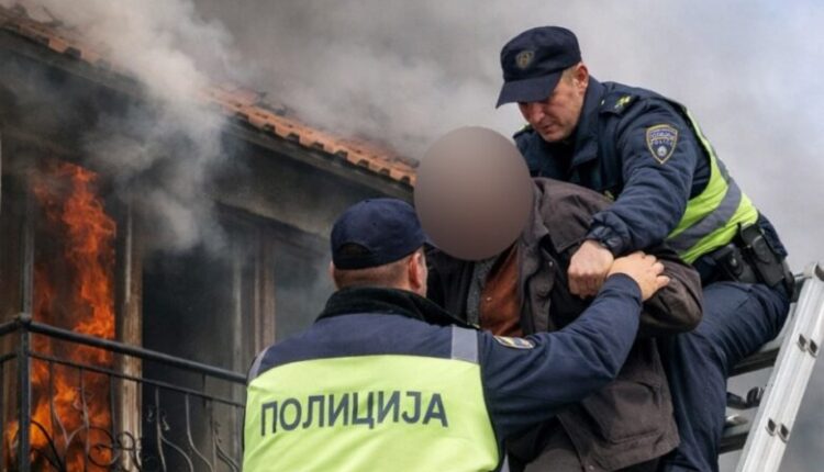 Policia e shpëtoi pronarin 80 vjeçar të një shtëpie që po digjej nga një ballkon