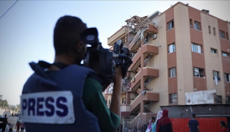 Gazetarët palestinezë rrëfejnë torturat dhe abuzimet në burgjet izraelite