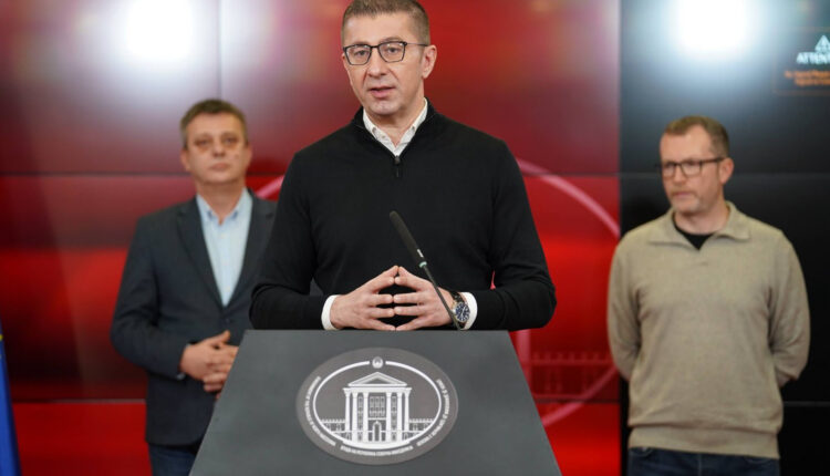 Mickoski: Është arritur marrëveshje, rreth 11.000 punonjës administrativ do të kenë rritje të pagave prej pothuajse 40% deri në vitin 2028