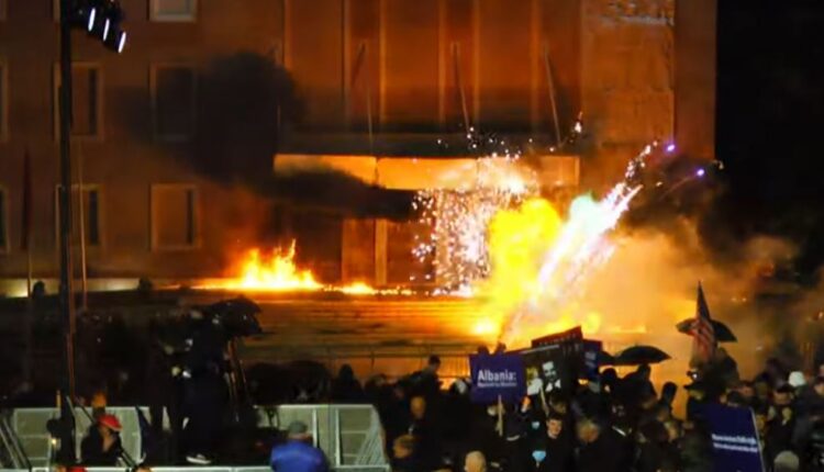 Tirana në flakë: Përplasje mes qytetarëve dhe policisë gjatë protestës së opozitës