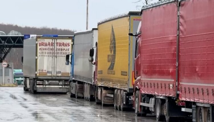 Kamionët e bllokuar në Qafë-Thanë, shoferët kërkojnë një zgjidhje me Maqedoninë e Veriut: Po mbaron ushqimi