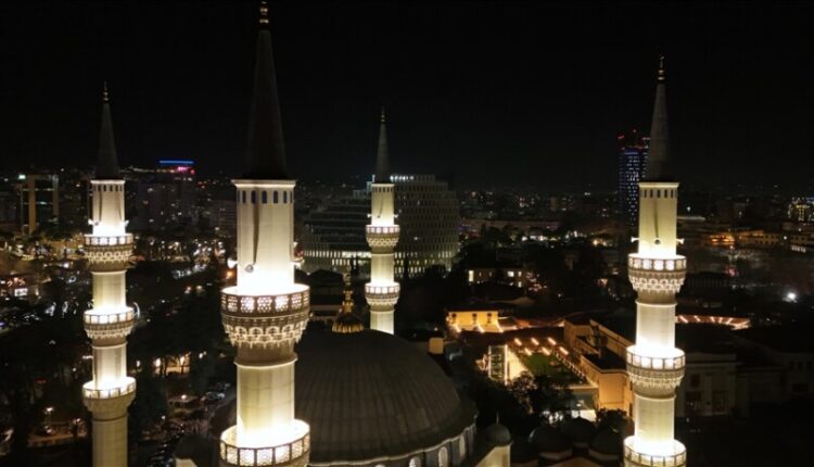 Në vendet e rajonit falet namazi i teravisë së parë me rastin e Ramazanit (FOTO)