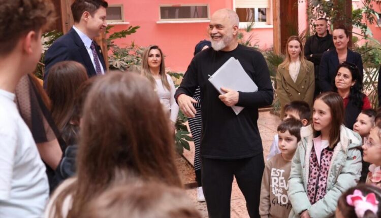 “Mbajnë gjallë gjuhën shqipe”, Edi Rama takon fëmijët e Manastirit