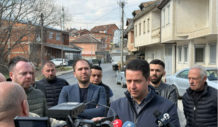 Kryetari Limani asfaltimin e rrugës në Banjicë të Poshtme