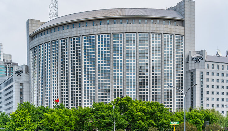 Wang Yi zhvillon një bisedë telefonike me Ministrin e Jashtëm të Izraelit Gideon Sa’ar