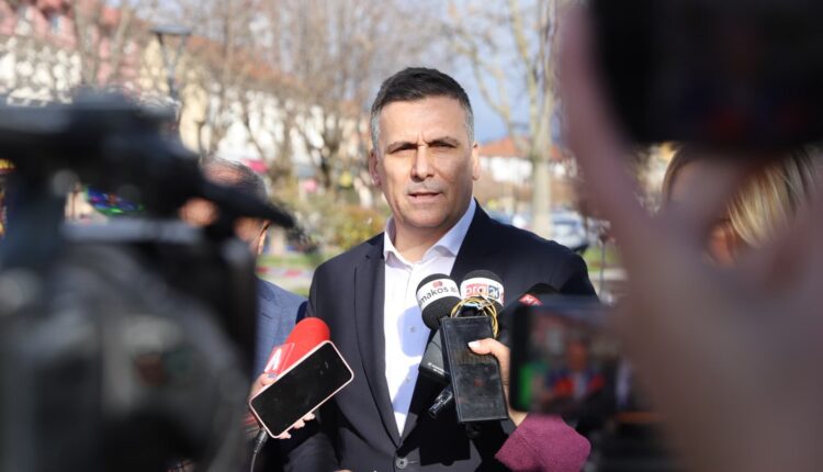 Hoxha në inspektim në Strugë: rrjet ujësjellës  modern, rrugë me shteg për këmbësorë dhe ndërtimi i sistemit kolektor Radozhdë – Kalishtë për struganët