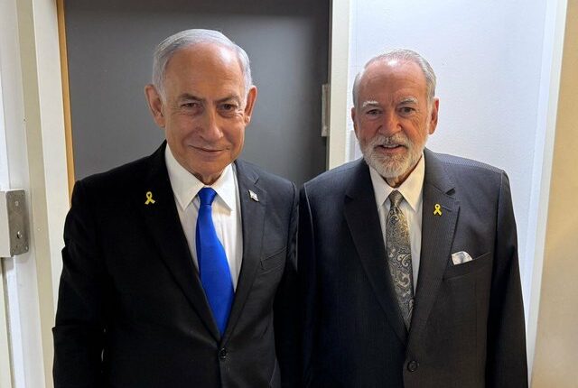 Kryeministri izraelit takohet me ambasadorin amerikan/ Netanyahu ironizon sërish pas spekulimeve se është vrarë: Po Mike, jam gjallë (VIDEO)