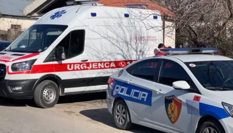 Familjarët e të shoqëruarve sherr para komisariatit të Bulqizës, 3 të plagosur me thikë