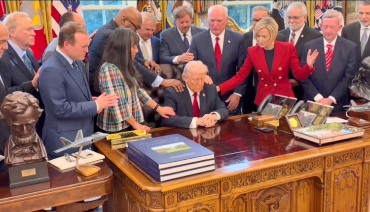 Pastorët ungjillorë i luten zotit për Trump dhe ushtarët amerikanë (VIDEO)