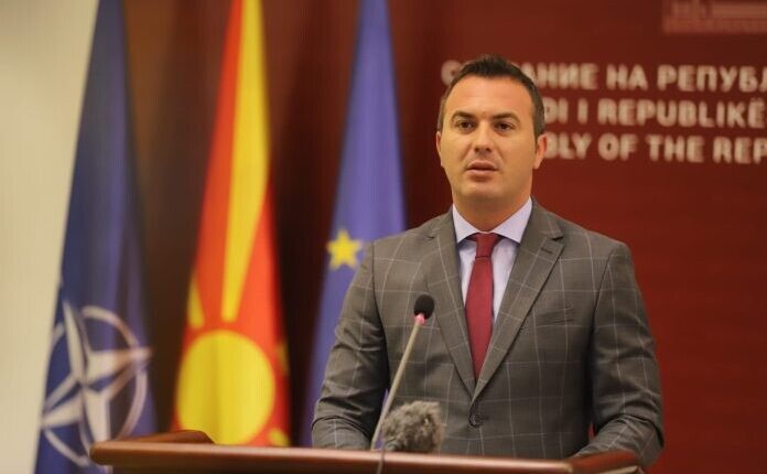 Ademi shpërthen ndaj draft-ligjit të Karakamishevës : Hap drejt diskriminimit dhe kthim para vitit 2001