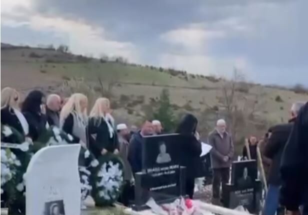 “Ti ishe urtësia”, Motrat Mustafa mes lotëve i japin lamtumirën e fundit babait të tyre