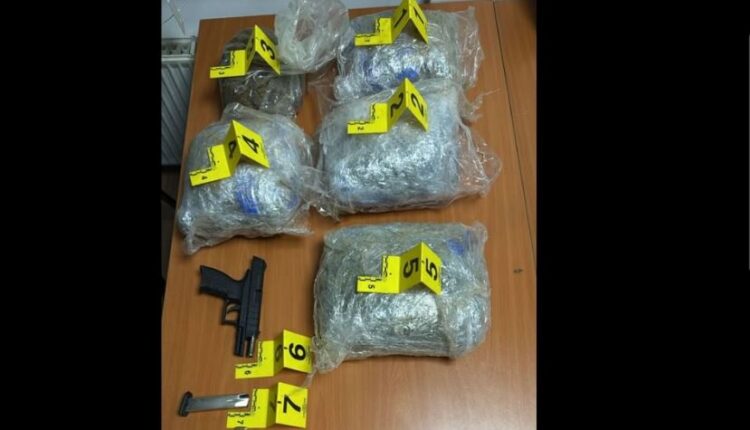 Policia në Vushtrri kap mbi 5 kg marihuanë dhe një armë, arrestohet një i mitur