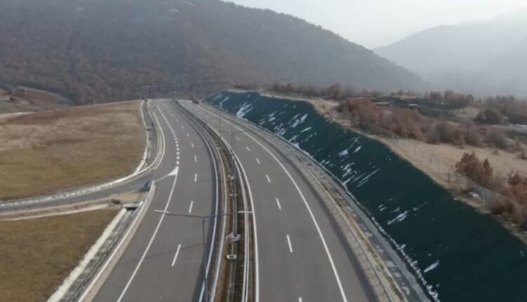 Goditet edhe lidhja me Kosovën, rruga Shkup-Bllacë nuk do jetë autostradë, por “rrugë ekspres”