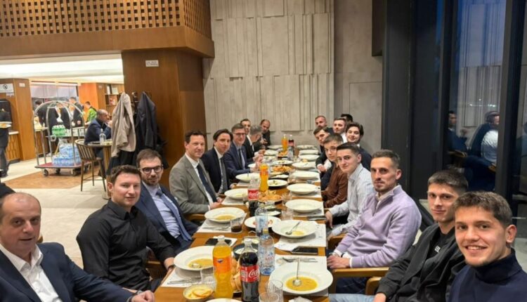 Ambasada e Shqipërisë në Shkup shtron iftar me diplomatë dhe të rinj nga shoqëria civile