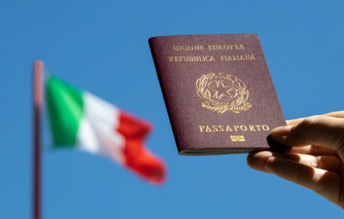 Eurostat: 557 mijë shqiptarë jetojnë në Itali, 141 mijë kanë pasaportë italiane
