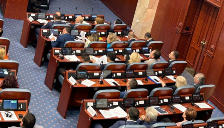Fronti Europian dorëzon Rezolutë në Kuvend për përdorimin e gjuhës shqipe në jurisprudencë