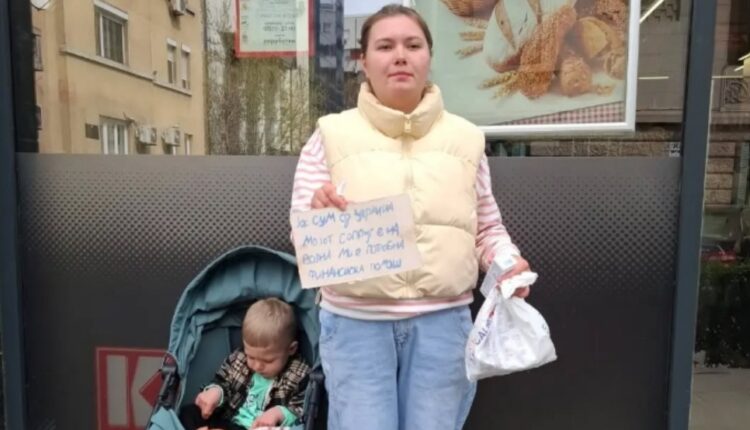 Ukrainasja me fëmijën e vogël kërkon ndihmë para një marketi, burrin e ka në luftë