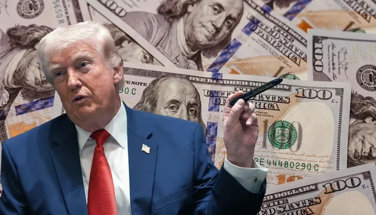 Trump bëhet i pari president në detyrë që vendos nënshkrimin e tij te dollarët amerikanë
