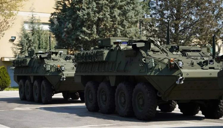 Arrijnë veturat ushtarake amerikane “Stryker” për ushtrinë e Maqedonisë së Veriut
