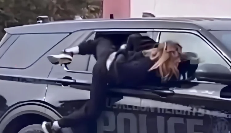Arratisje e pazakontë në SHBA, gruaja me pranga në duar del nga dritarja e makinës së policisë! Ia mbath me vrap