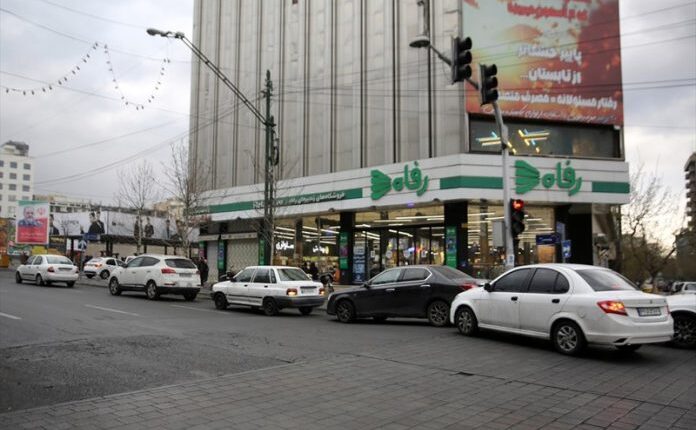 Radhë të gjata në stacionet e benzinës në Teheran