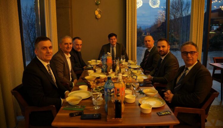 Iftari i ambasadorit të BE-së, përballë Fetain dhe Aliun