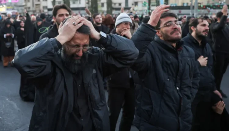 Irani shpall 40 ditë zie pas vrasjes së Khameneit, mbështetësit e liderit qajnë me dënesë