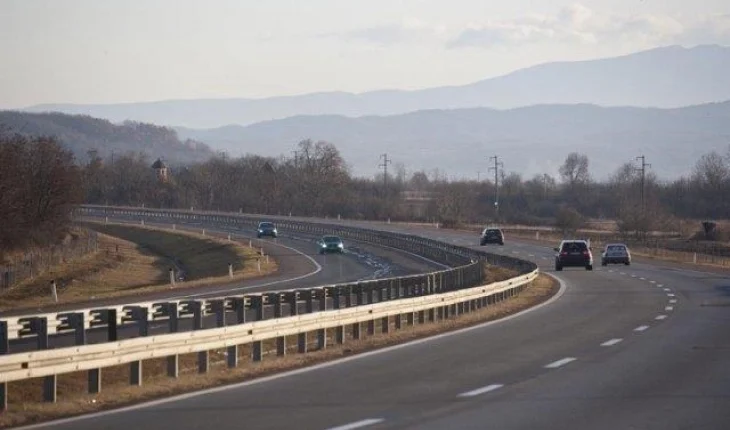 Trafiku në rrugët shtetërore zhvillohet pa probleme, pa pritje në pikat kufitare