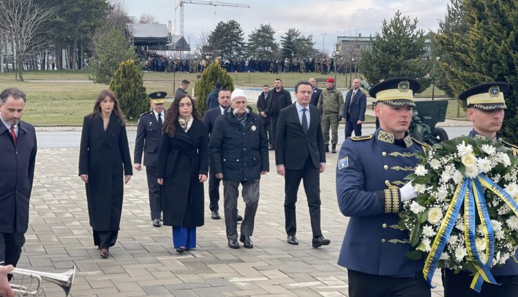 Krerët e shtetit bashkë me Rifat Jasharin bëjnë homazhe te obelisku i UÇK-së në Kazermën “Adem Jashari”