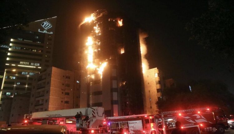 Një zjarr i madh përfshin një kullë në Kuwait!