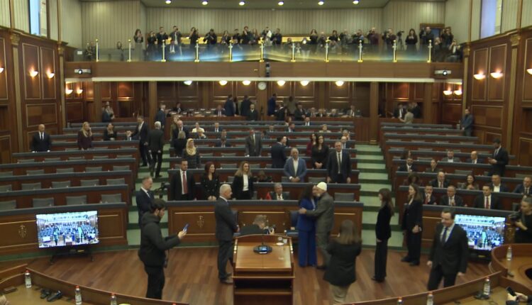 Seanca për Epopenë e UÇK-së: Kurti s’e përshëndet Osmanin, Haxhiu e Konjufca po