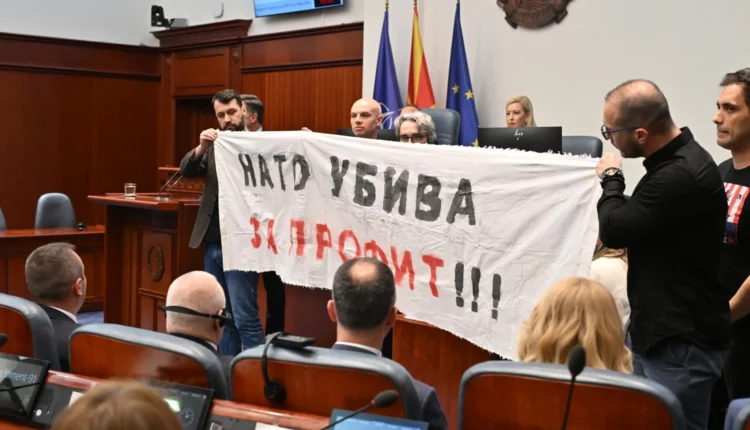 Rutte vizitë zyrtare në Shkup, e majta e pret në Kuvend me pankartë “NATO vret për fitim”