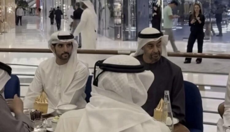 Presidenti i Emirateve të Bashkuara Arabe dhe princi i Dubait qetësojnë banorët, pinë kafe në qendër të qytetit
