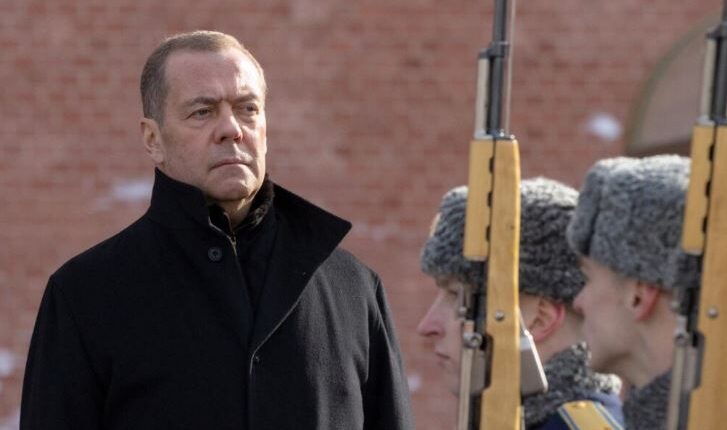 Medvedev: Nëse Trump vazhdon “kursin e tij paranojak”, do të shpërthejë Lufta III Botërore