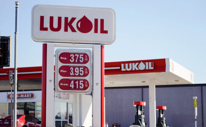 Kufizime për naftën në pikat e karburantit “Lukoil”: Deri në 50 litra për mjetet e rënda