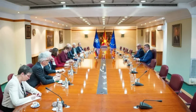 Mickoski dhe Milloshoski takojnë ambasadorët gjermanë në rajon