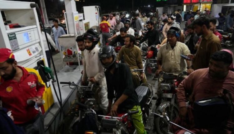 Pakistani mbyll të gjitha shkollat ​​për të kursyer karburant