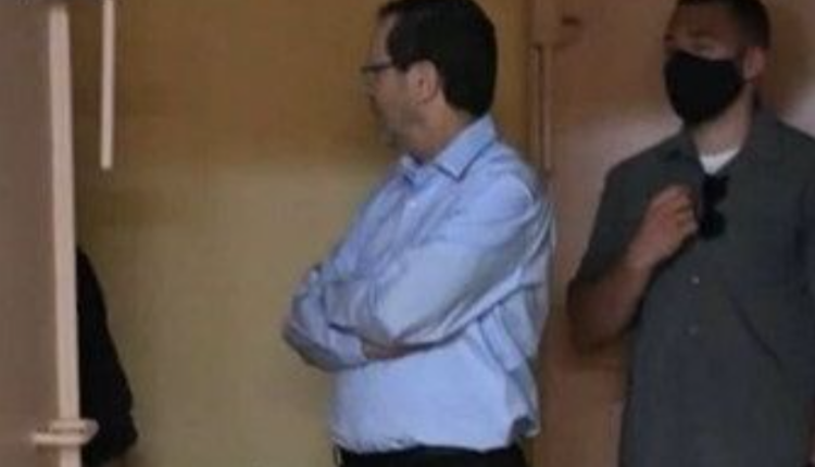 Presidenti izraelit dhe gazetarët fshihen gjatë sulmit të raketave në Kiryat Shmona (VIDEO)