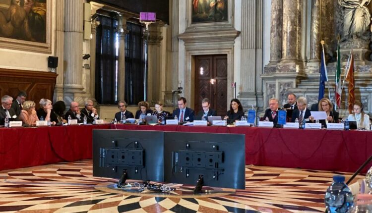 Vjen mendimi i Komisionit të Venecias për shqipen, theksohet zbatimi praktik dhe nevoja për burime nga shteti