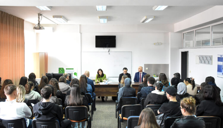 Në UT u prezantuan programet e bursave dhe shkëmbimeve arsimore nga Ambasada e SHBA-së në Shkup