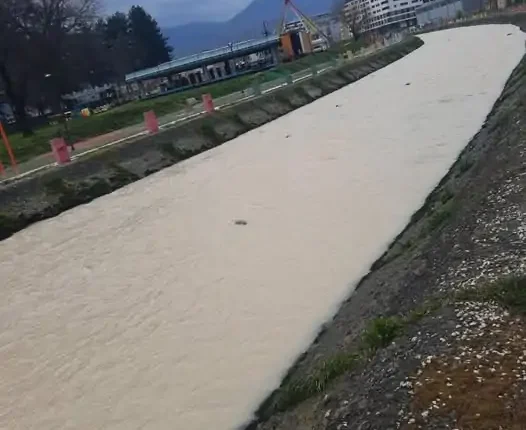 Ndotet lumi Vardar në Gostivar