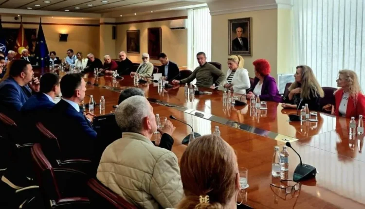 Mickoski takohet me maqedonasit në Serbi: Mesazh për unitet dhe bashkëpunim institucional
