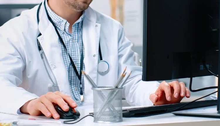 Studimi zbulon se inteligjenca artificiale dështon në diagnozën parësore të pacientit në më shumë se 80% të rasteve