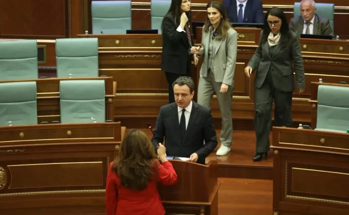 Musliu ia heq mikrofonin Kurtit: Kryeministër kthehu në temë