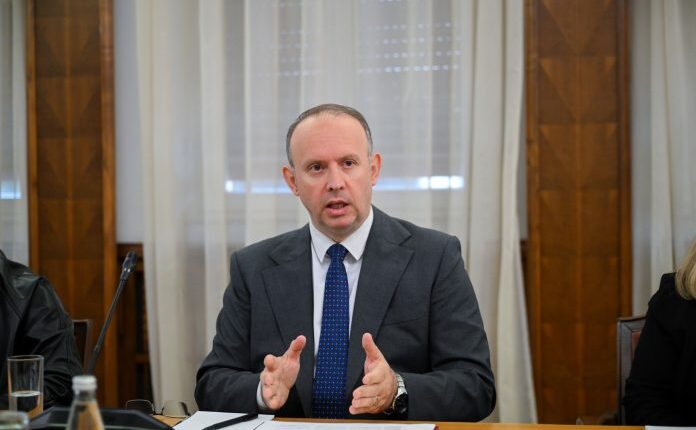 Gashi takim me gazetarët: Thekson rëndësinë e transparencës dhe komunikimit me publikun